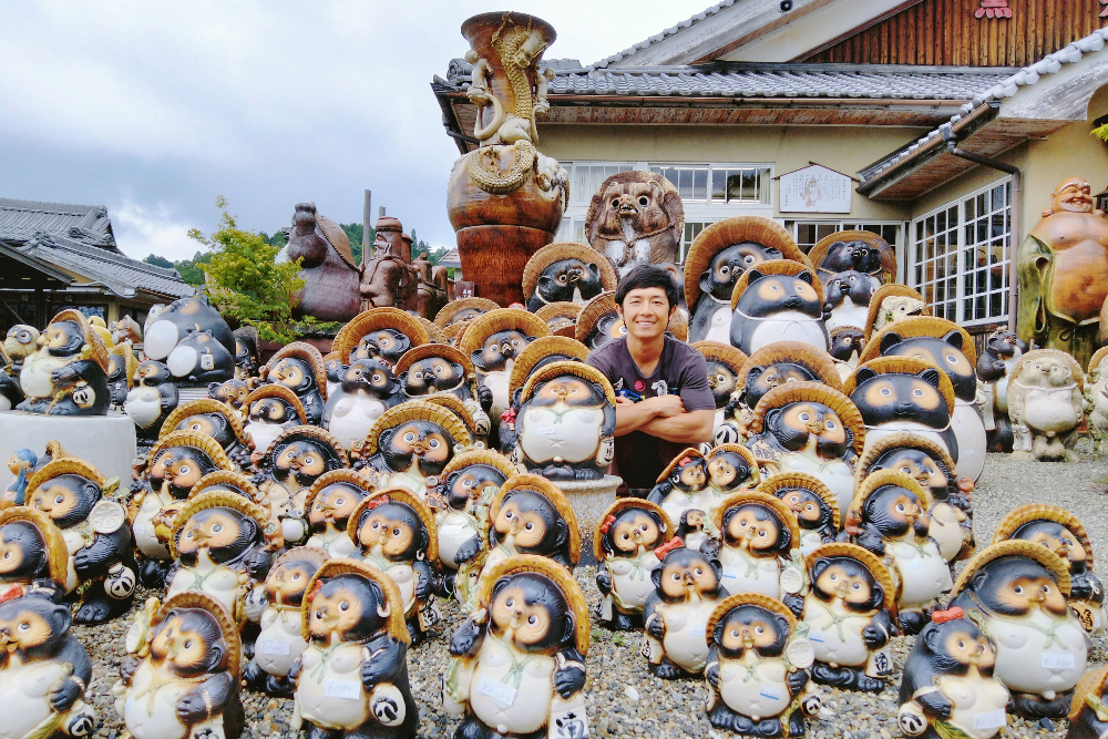 滋賀県の特産信楽焼のたぬき(山上陶器店前で記念写真)
