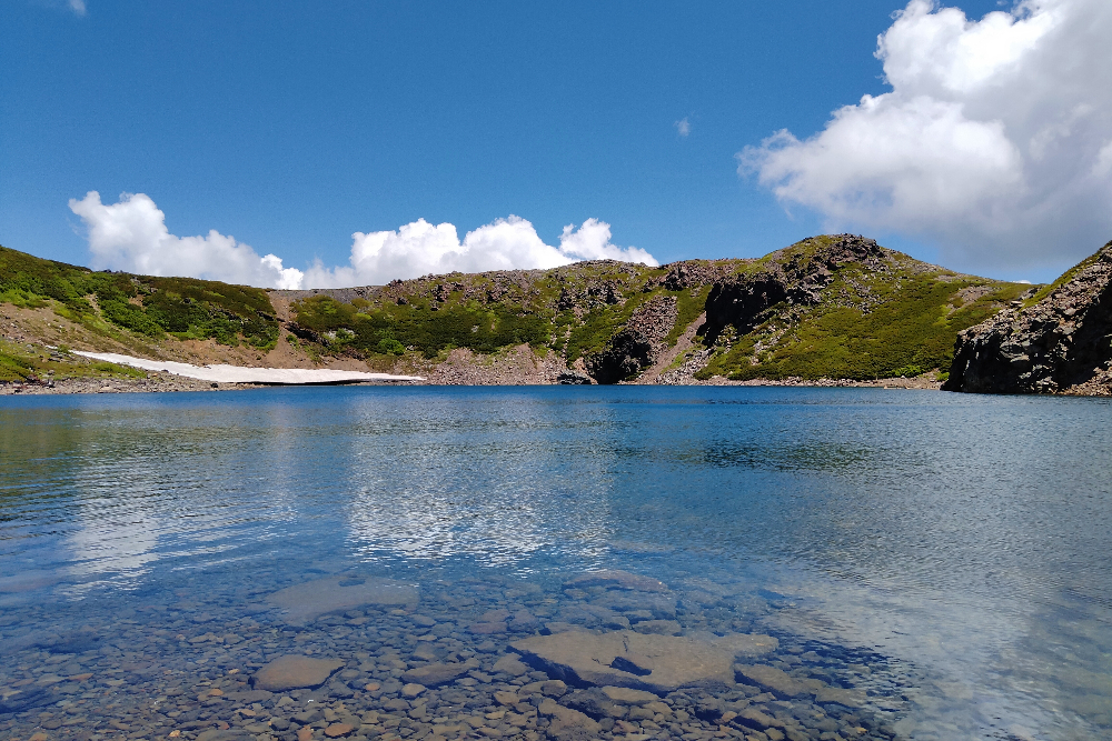 御嶽山登山・晴天の三ノ池ほとりの写真