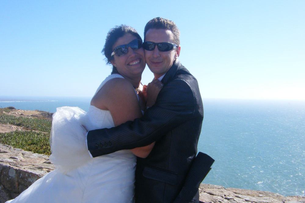 ポルトガル・ロカ岬でウェディングフォト撮影してた夫婦の写真