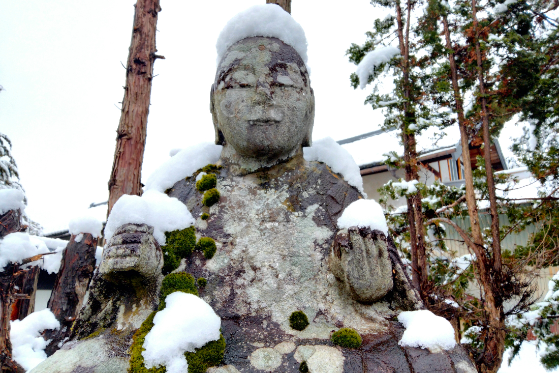 雪をかぶったお地蔵様の写真
