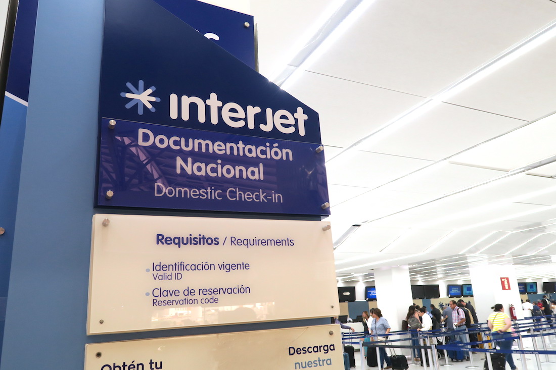 メキシコシティ国際空港Interjet国内線のチェックインカウンターの写真