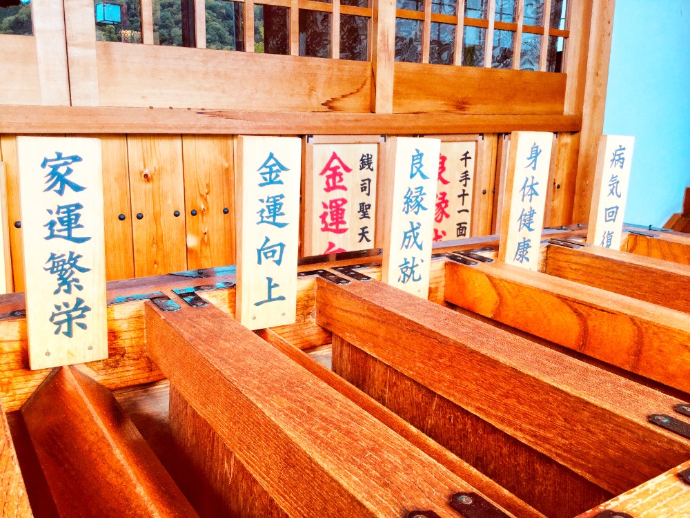 京都府木津川市銭司聖天のお賽銭箱の写真