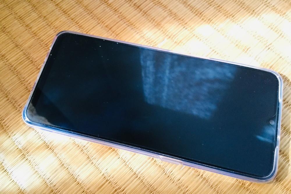 スマートフォン(OPPO A73)表面の写真