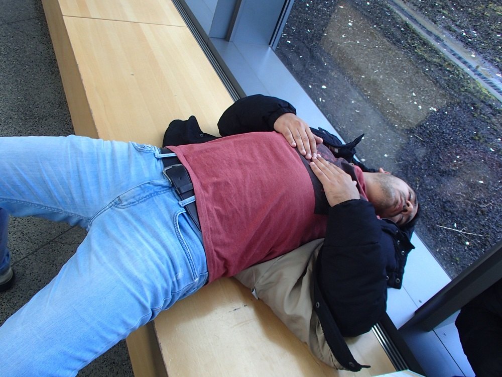 イミグレで寝てる友達の写真