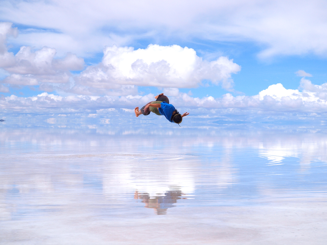 ウユニ塩湖でブレイクダンス(バタフライツイスト)の写真
